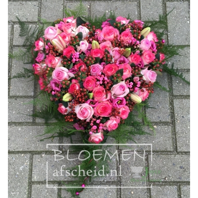 Hartvorm van roze rozen, lelies, en rozenbottel